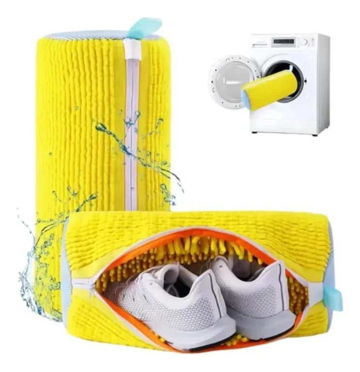 Bolsa para lavar tenis dentro de la lavadora.